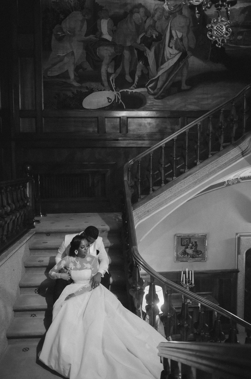 Onyenor & Okeoma on a villa staircase, Barcelona, in black and white